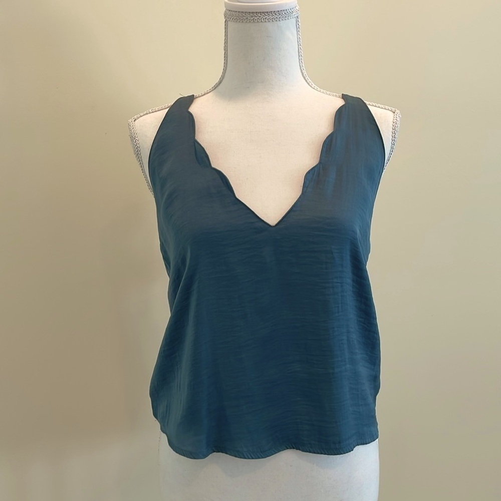 Kimchi Blue Scalloped Edge Cami. EUC